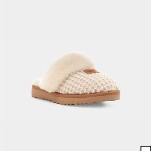 Like new ugh slippers size 9, only worn a handful of times indoors.
